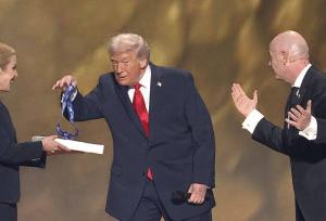 حرکت عجیب ترامپ در مراسم قرعه‌کشی جام جهانی