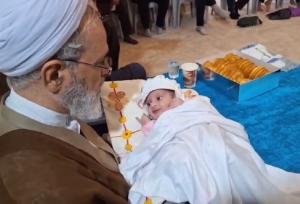 اذان حضرت آیت‌الله اعرافی در گوش نوزاد پس از نماز عید قربان