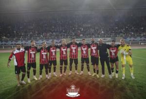 برد بزرگ ابومسلم در کنار هواداران مشهدی