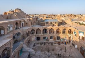 آسیب بارش‌ها به قسمتی از تیمچه بخشی در بازار بزرگ کاشان