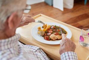 غذا خوردن در تنهایی، تهدیدی جدی برای سلامت سالمندان