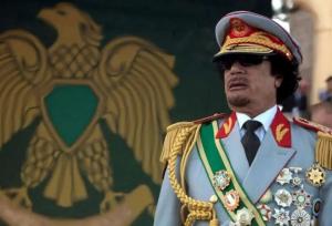 معمر قذافی در جوانی و در حال غذا خوردن با دست