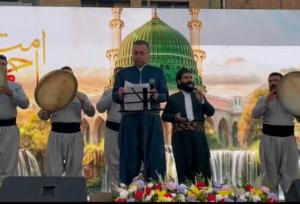 اجرای مولودی خوانی و دف نوازی توسط «پیام عزیزی» در جشن امت احمد سنندج