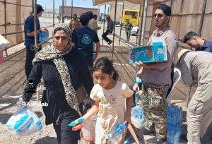 عکسی از پذیرایی ایرانی‌ها از مهاجران افغان‌ در مرز