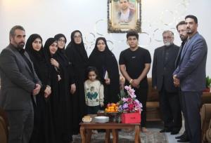 دیدار دبیرکل نهاد کتابخانه‌های عمومی با خانواده شهید محمد فرهادی