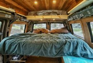 تخت‌خواب متحرک و عجیب پشت وانتی در تهران!