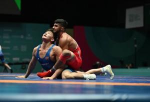 غلامرضا فرخی هم راهی فینال شد/ شانس سه طلا برای کشتی ایران