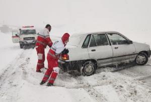 امداد رسانی به خودروهای گرفتار در برف در نهاوند