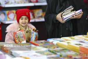 آئین رونمایی از کتاب بازی‌ها و شعرهای محلی در بندرعباس