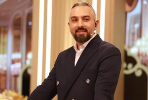 عکس جدید مجری برنامه صبحانه ایرانی در یک مکان مذهبی