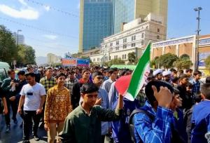 راهپیمایی دانش آموزان مشهدی از مهدیه تا حرم رضوی