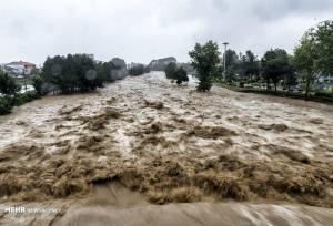 گرفتار شدن ماشین آتش‌نشانی در سیلاب پارسیان؛ پیکر یک جان باخته پیدا شد