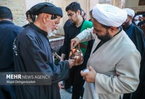 پذیرایی با قهوه یزدی از عزاداران حسینی