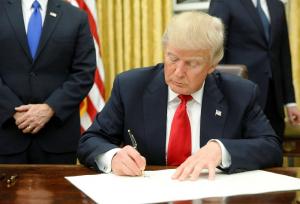 ترامپ قانون بازپس‌گیری ۹ میلیارد دلار بودجه را امضا کرد