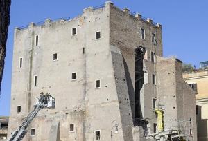 ۴ کارگر در اثر فرو ریختن بخشی از برج قرون وسطایی در رم زخمی شدند