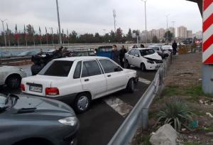 اورژانس از تصادف ۱۱ خودرو در اتوبان تهران-پردیس و مصدومیت ۳ نفر خبرداد