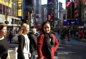 گلرخِ سریال از یاد رفته با دامن در خیابان‌های نیویورک!