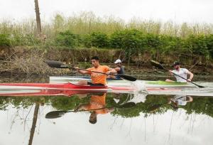 راه طولانی تمرین قایقرانان گیلانی با کاهش عمق تالاب انزلی