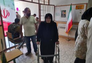 کمک ماموران انتظامی سمیرم به مادر ۹۰ ساله تا پای صندوق رای