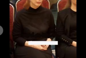 چهره سراسر غم و اندوه سحر زکریا در ختم پدرش