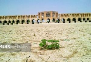 اصفهان در چنگال خشکسالی ساختاری؛ چشم زنده‌رود به آسمان خشک شد