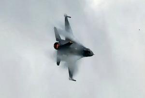 لحظه سقوط یک جنگنده در فرودگاه دبی+ عکس و فیلم