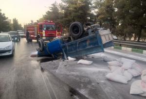 نیسان حامل مصالح ساختمانی در مشهد واژگون شد