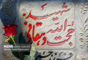 ادای احترام دانش‌آموزان ریحان‌آباد به مقام شامخ شهدا در دهه فجر