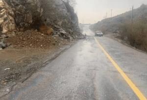 کوه در ورودی بخش جغین رودان ریزش کرد