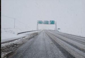 بارش برف در گردنه‌های چهارمحال‌وبختیاری