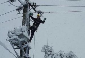 بارش سنگین برف به شبکه برق بانه و سقز خسارت وارد کرد