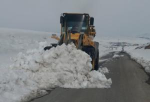 برفروبی محور سیادره شهرستان محلات به همت راهداران استان مرکزی