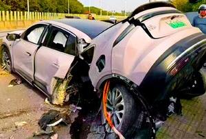 خودروی چینی در تصادفی عجیب از وسط نصف شد!