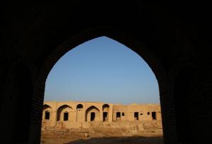 مرمت مجموعه تاریخی کاروانسرای البرز قم در مرحله تثبیت و بازسازی است