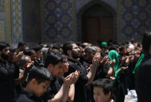 اقامه نماز ظهر عاشورا در صحن و سرای بارگاه منور ثامن الائمه(ع)