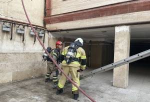 وقوع آتش‌سوزی در یک کارگاه کفاشی و نجات دو کارگر + فیلم