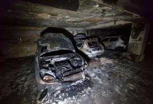 ۸ خودرو در آتشِ یک ساختمان مسکونی سوخت