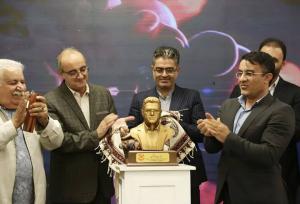رونمایی مدیرعامل از سردیس خود؛ اقدام بحث‌برانگیز درمراسم روز کارگر اهر