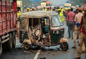 ۵ کشته در پی برخورد کامیون با ۸ وسیله نقلیه در شرق هند