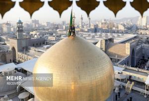 نصب پرچم سبز گنبد مطهر رضوی به مناسبت فرارسیدن عید سعید قربان
