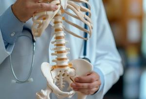 7 اشتباه خطرناک برای بهبود انحراف ستون فقرات در خانه