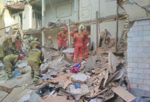ریزش آوار در حین تخریب ساختمان در شهرستان بستان آباد
