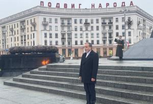 اهدای تاج گل در میدان پیروزی بلاروس به یاد کشته شدگان جنگ جهانی دوم