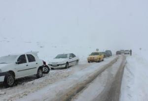 امدادرسانی به ۳۴۰ مسافر گرفتار در برف در اصفهان؛ بارش‌ها ادامه دار است