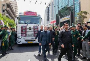 حرکت عراقچی در جلوی کامیون حامل پیکر شهدا