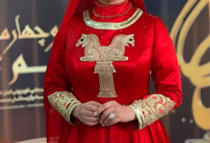 لباس متفاوت و خاص همسر امید معلم در جشن حافظ