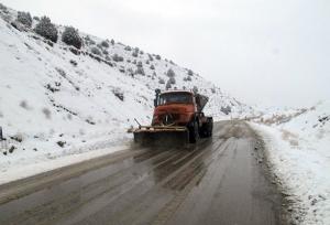 ۲۰۰ نقطه برفگیر جاده های عشایر اردبیل در حال بازگشایی است