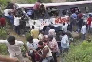 ۷ کشته در پی سقوط اتوبوس به دره‌ای عمیق در شمال هند