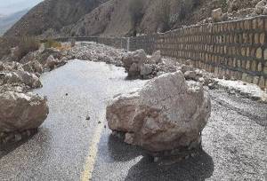 خطر ریزش سنگ و سقوط بهمن در راه های کوهستانی مازندران 