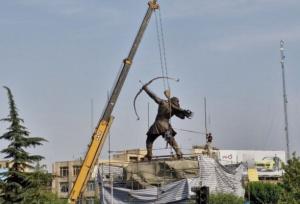 نصب مجسمه ۱۵ متری آرش کمانگیر در میدان ونک